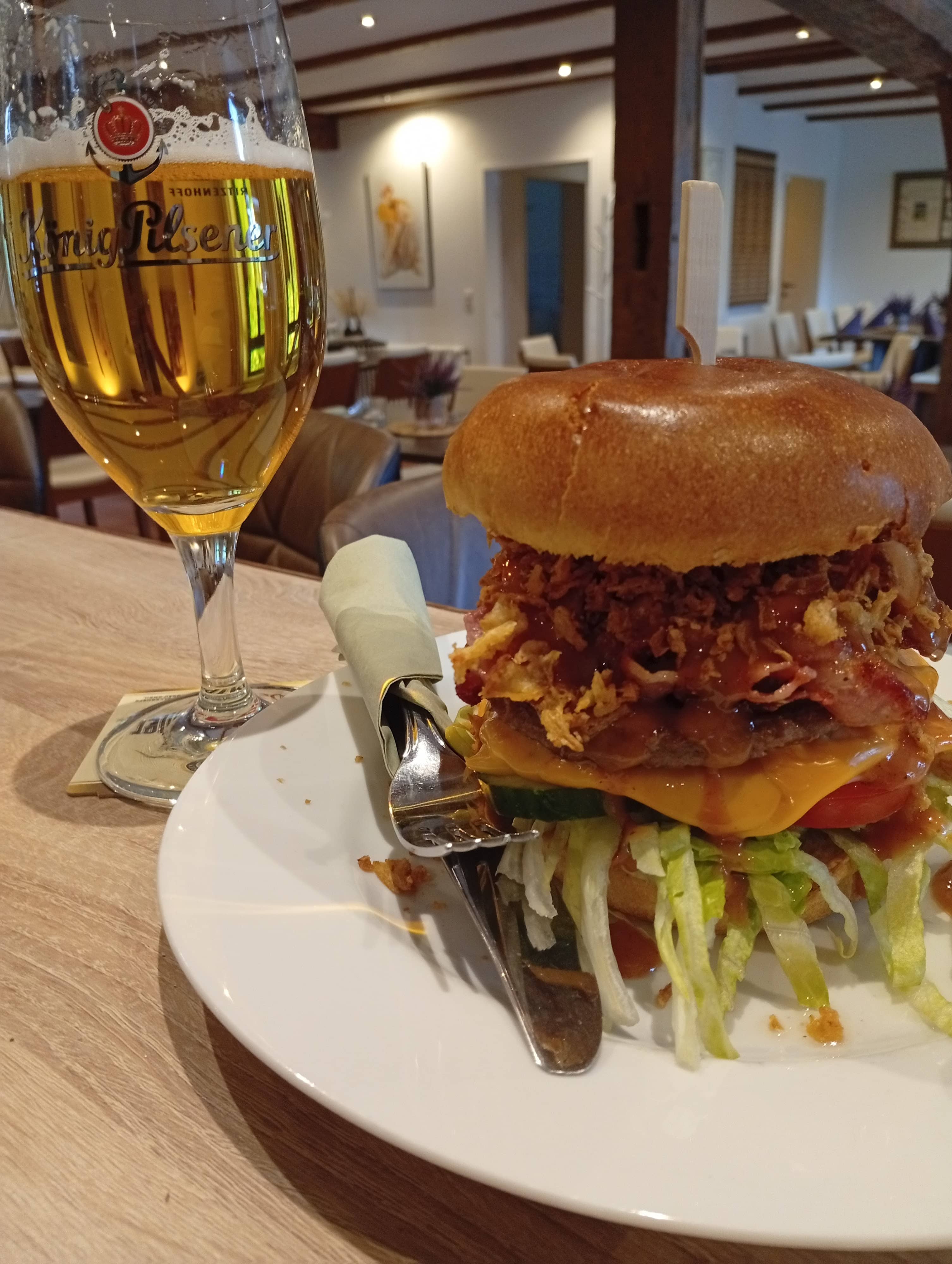 Burger mit Bier im Restaurant
