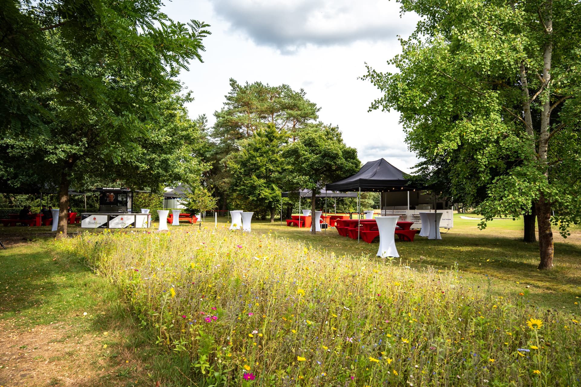 Veranstaltungsfläche an der Blumenwiese des Restaurants