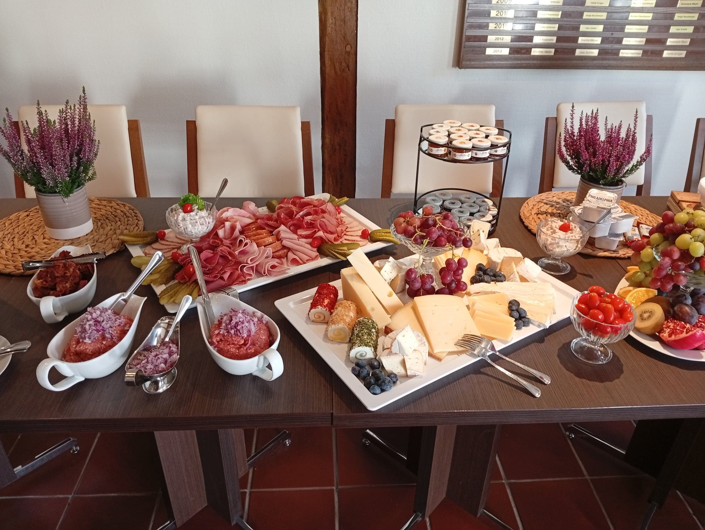 Frühstücksbuffet mit Käse, Wurst und Obst