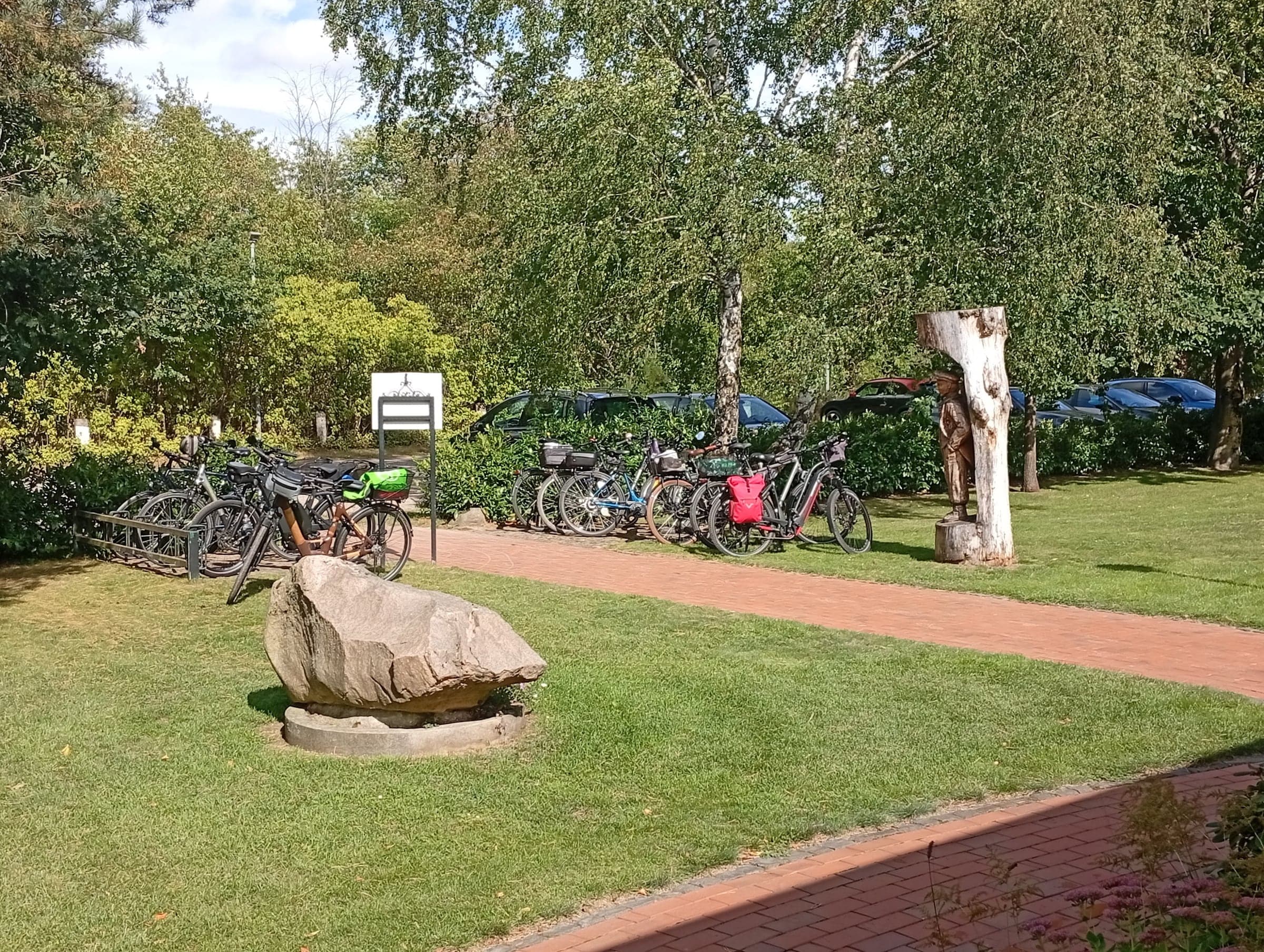 Garten und Fahrradstellplatz