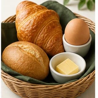 Frühstückskorb mit Croissant und Ei