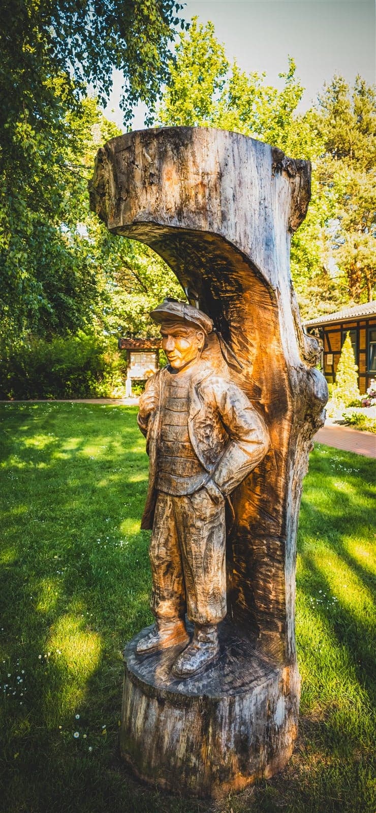 Geschnitzte Holzfigur auf dem Gelände