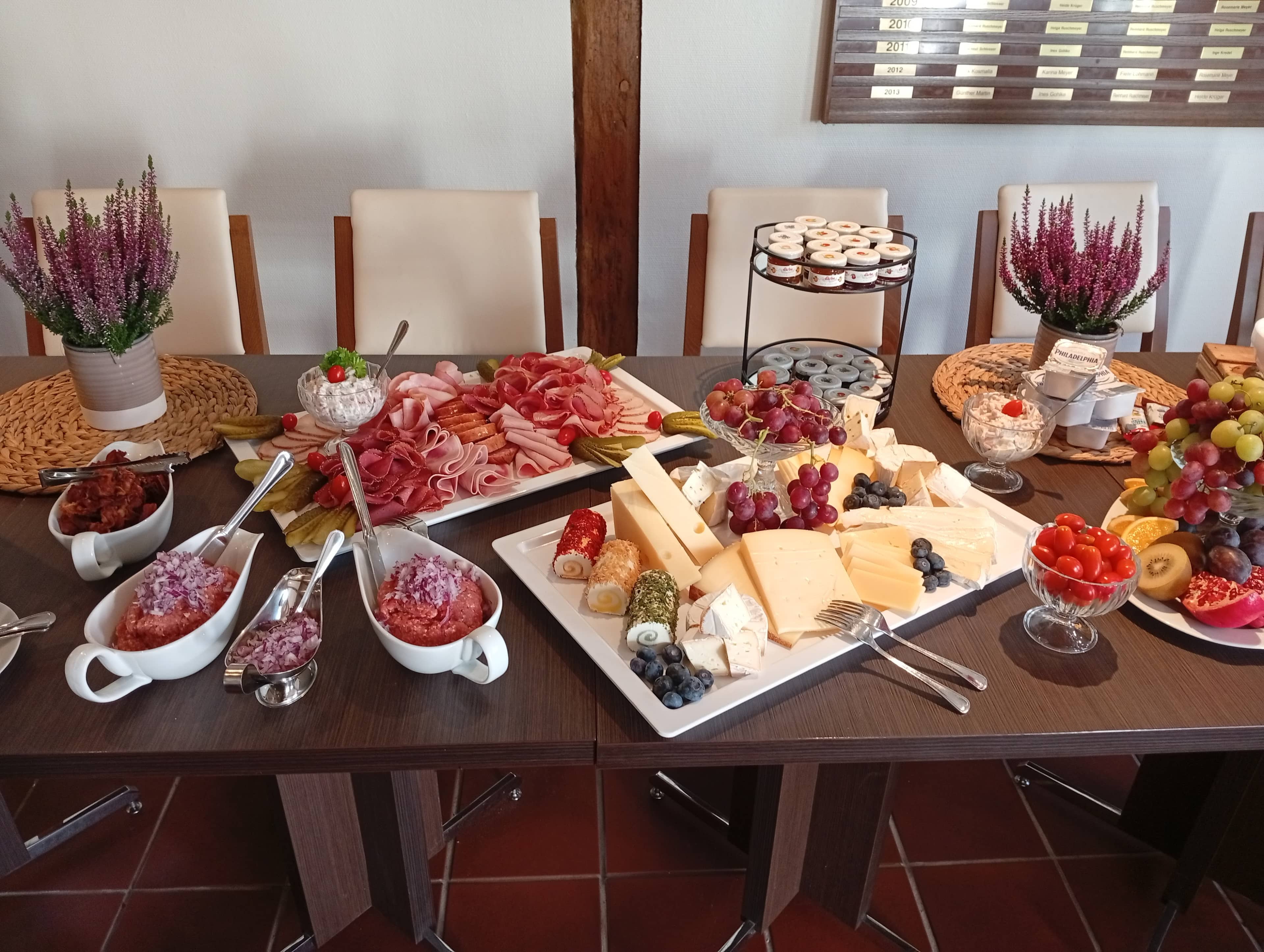 Frühstücksbuffet mit Wurst, Käse und Obst
