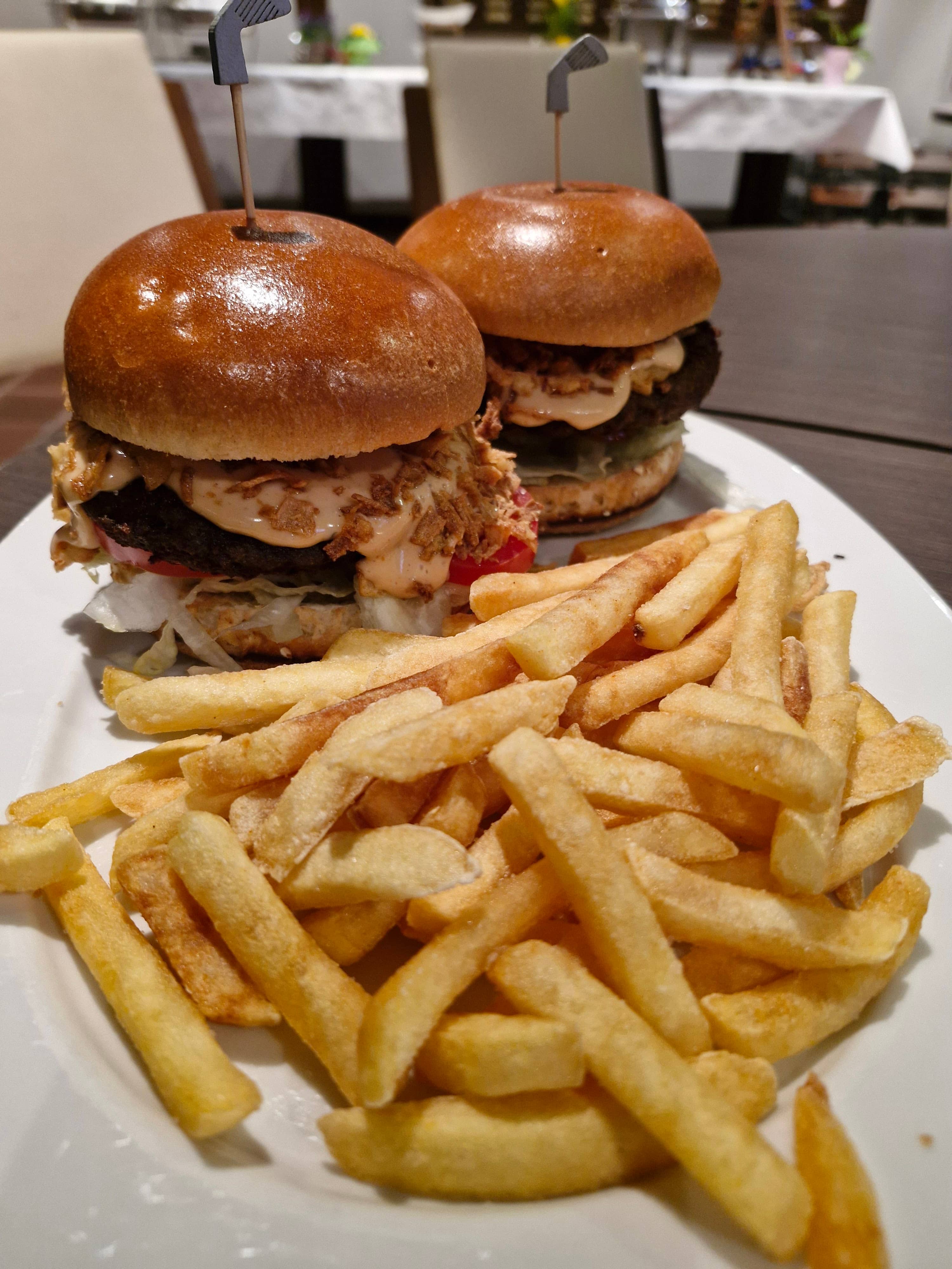 Burger mit Pommes Frites
