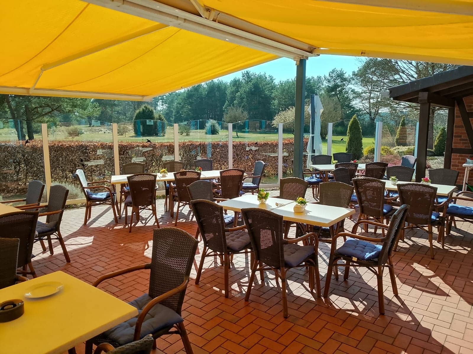 Terrasse mit Blick auf den Golfplatz