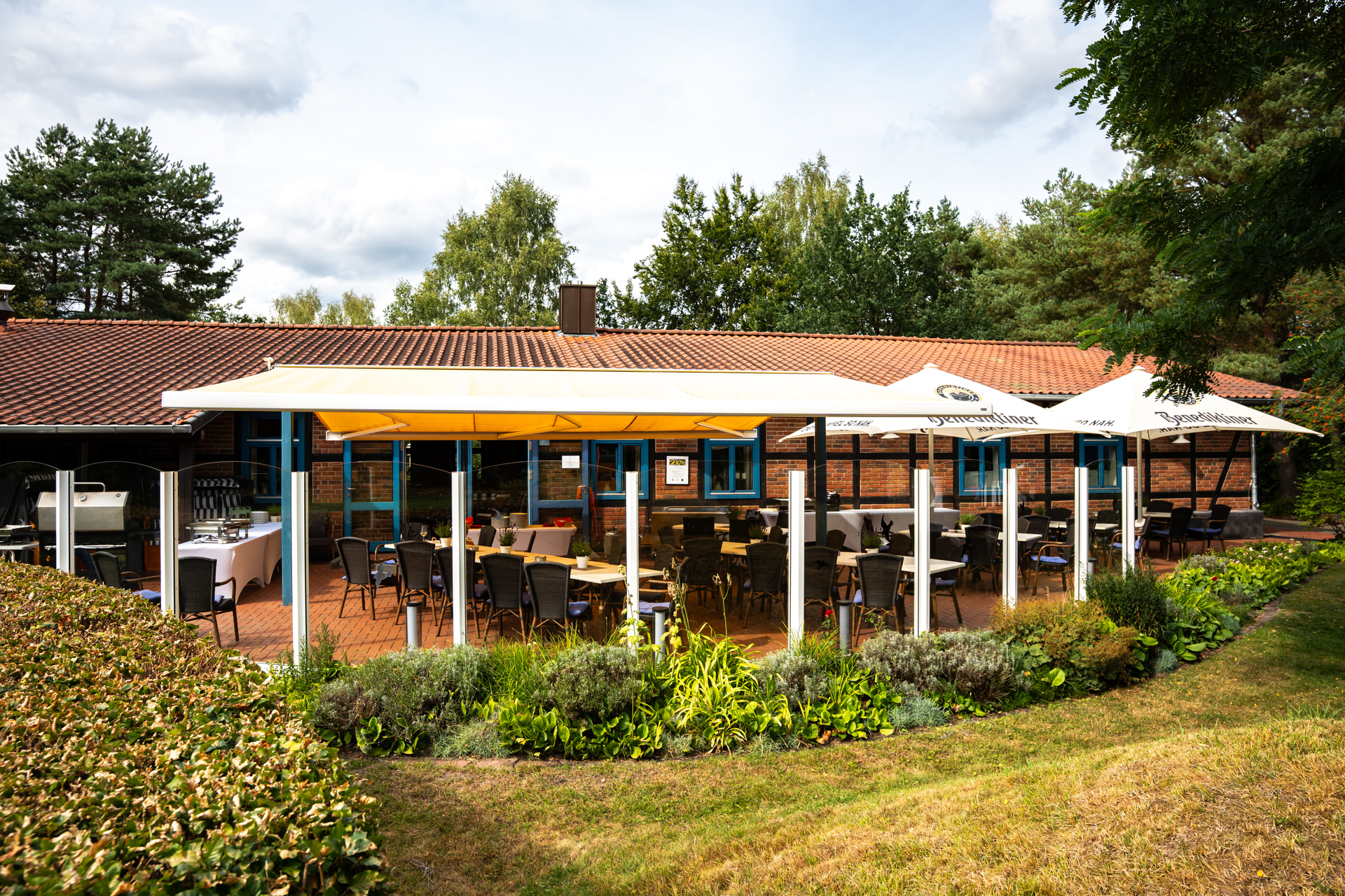 Terrasse und Restaurantgebäude am Golfplatz